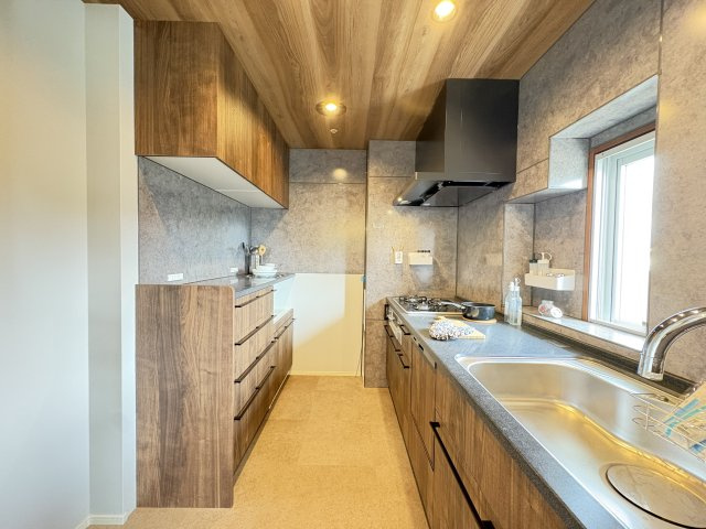 コージースクエア大和八木のキッチン|背面の作り付け食器棚もたくさん収納できます