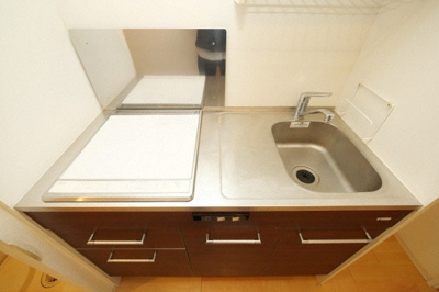 【キッチン】 | SERENiTE堺筋本町SUD | コンパクトなキッチンで掃除もラクラク