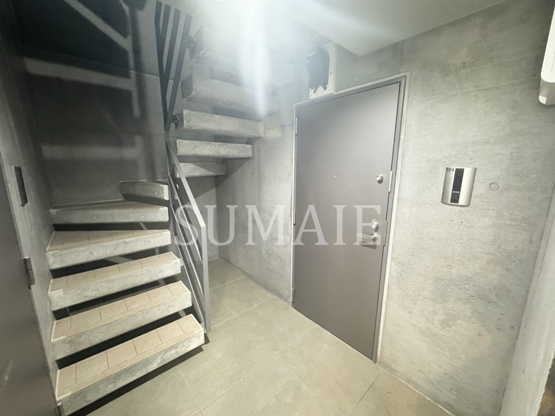 フラシア北赤羽のエントランス|室内階段です