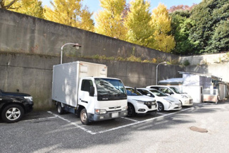 【駐車場】 | マンションの駐車場スペース。空きの有無や駐車料金、サイズ規定などについては、改めてお問い合わせください。～即日のご見学可能～　お問合せはお気軽にどうぞ。
