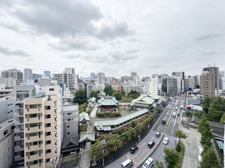 【展望】 | 眼前に広がる空の雄大さと、このお部屋の自慢の一つである「眺望」をご覧ください。毎日、この景色を独り占めできる新生活に夢が広がります。～即日のご見学可能～　お問合せはお気軽にどうぞ。
