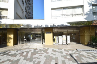 【エントランス】 | お客様を、そして住人を出迎えてくれるマンションのエントランス。ゴミが落ちていないことからも、管理状態の良さや住民の節度の高さが見て取れます。～即日のご見学可能～　お問合せはお気軽にどうぞ。
