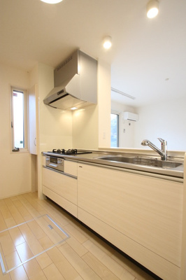 【キッチン】 | ラ・プラージュ | システムキッチン/3口ガスコンログリル付き