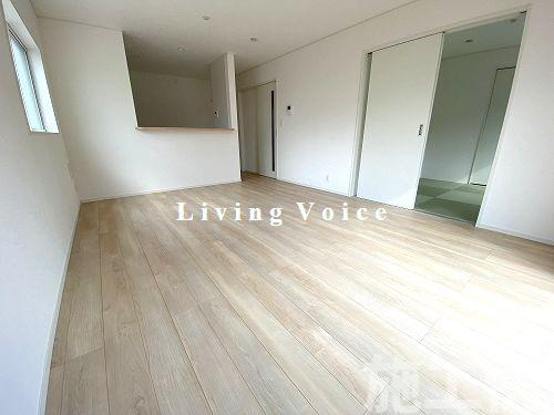 【居間・リビング】 | 【仲介手数料０円】愛甲郡愛川町中津第135　新築一戸建て　2号棟　全2棟 | 愛甲郡愛川町中津第135　新築一戸建て　全2棟