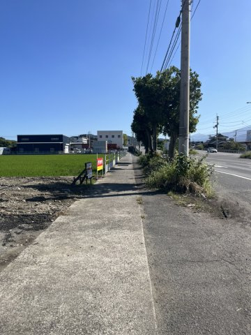 西条市新田【2,635】263.47坪の前面道路含む現地写真