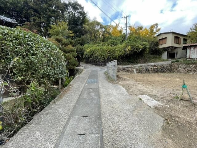 松山市窪野町の売地の前面道路含む現地写真