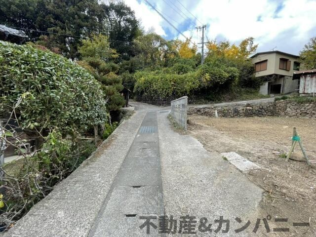 松山市窪野町の売地の前面道路含む現地写真|前面道路含む現地写真です