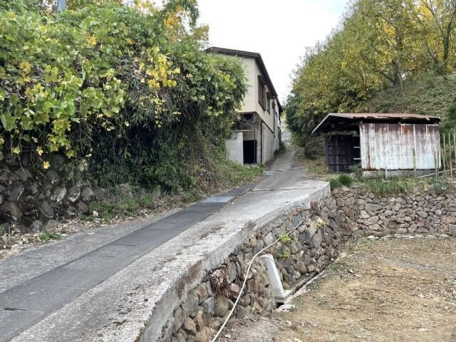 松山市窪野町の売地の前面道路含む現地写真