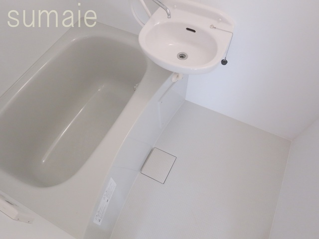 プリュネルの浴室|清潔感のあるバスルームで１日の疲れも流せます♪