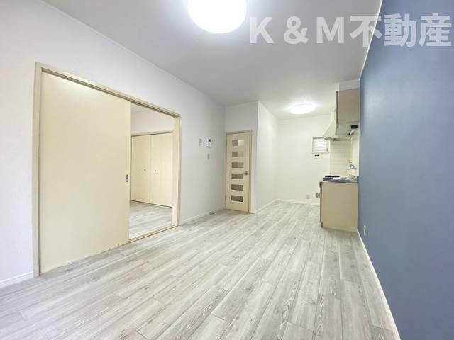 ジュネパレス柏第５０２の居間・リビング|ゆったりとした居間です