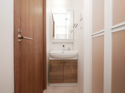 【独立洗面台】 | エスリード松屋町グレイス | 独立洗面台、小物を置くことができて便利です