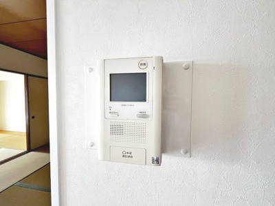 【防犯設備】 | メゾンドール高石 | ＴＶモニター付きインターホンですので、突然の来客時にも外の様子が確認できて安心です♪