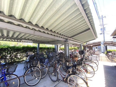 【駐輪場】 | メゾンドール高石 | 駐輪場に屋根があるので、雨の日に自転車が濡れにくく嬉しいですね♪