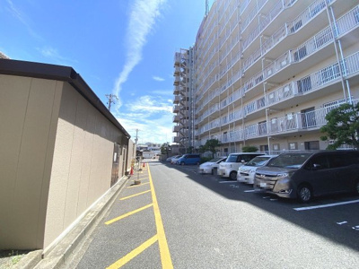 【駐車場】 | メゾンドール高石 | ファミリーマートまで徒歩７分♪ウエルシアまで徒歩９分♪エディオンまで徒歩２０分♪お買い物に便利な立地ですね！