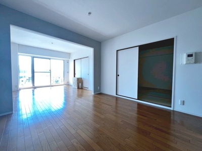 【居間・リビング】 | メゾンドール高石 | 【リビング】ＬＤＫ約１３帖♪暮らしの中心となるリビングは、家族みんなが心地よく過ごせる癒しの空間ですよ！