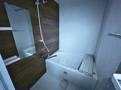 【浴室】 | メゾンドール高石 | 【ユニットバス入替済】綺麗なお風呂で一日の疲れを癒してくださいね♪浴室乾燥機付きですので、雨の日の洗濯物も安心ですね♪