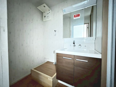 【独立洗面台】 | メゾンドール高石 | 【シャワー付き洗面台新調】身だしなみを整えるのに重宝するシャワー付きの洗面台です♪洗面台に収納もあるため、整頓しやすいですね！