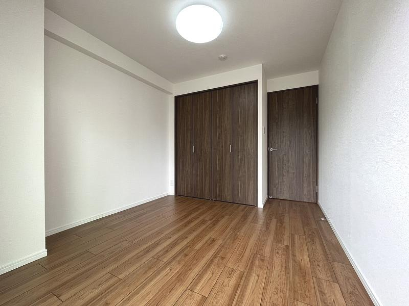 メロディーハイム守口の洋室|洋室5.2帖　リビング横の洋室
■物件内覧・資金計画相談・住宅ローン相談、リフォーム相談、お問合せ受付中■
※当日・翌日のご内覧、ご相談はお電話でのお問合せがスムーズです！