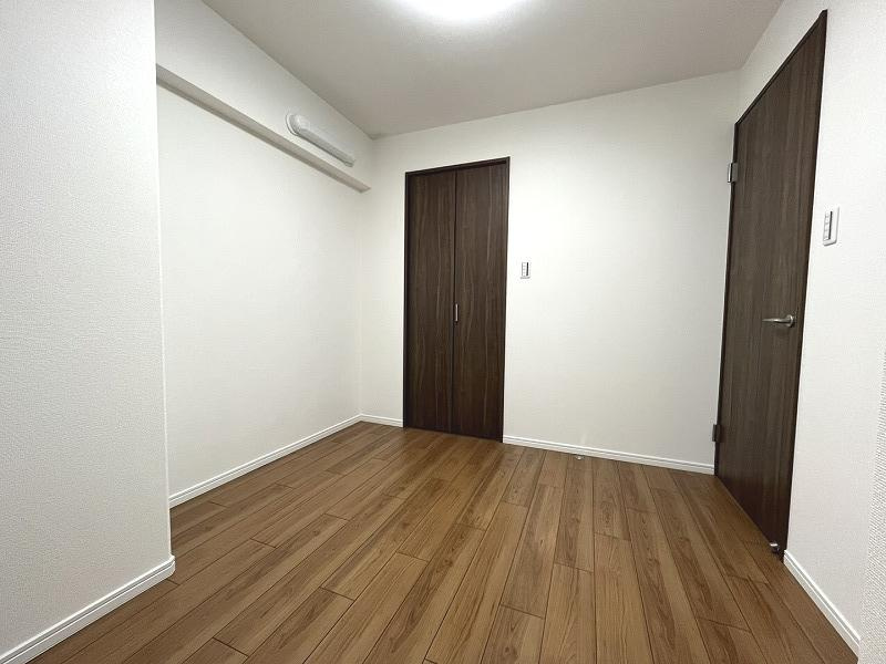 メロディーハイム守口の寝室|洋室4.8帖　ウォークインクローゼット
■物件内覧・資金計画相談・住宅ローン相談、リフォーム相談、お問合せ受付中■
※当日・翌日のご内覧、ご相談はお電話でのお問合せがスムーズです！