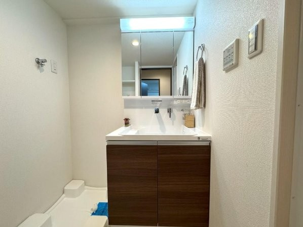 メロディーハイム守口の独立洗面台|シャワー付き洗面化粧台
■物件内覧・資金計画相談・住宅ローン相談、リフォーム相談、お問合せ受付中■
※当日・翌日のご内覧、ご相談はお電話でのお問合せがスムーズです！