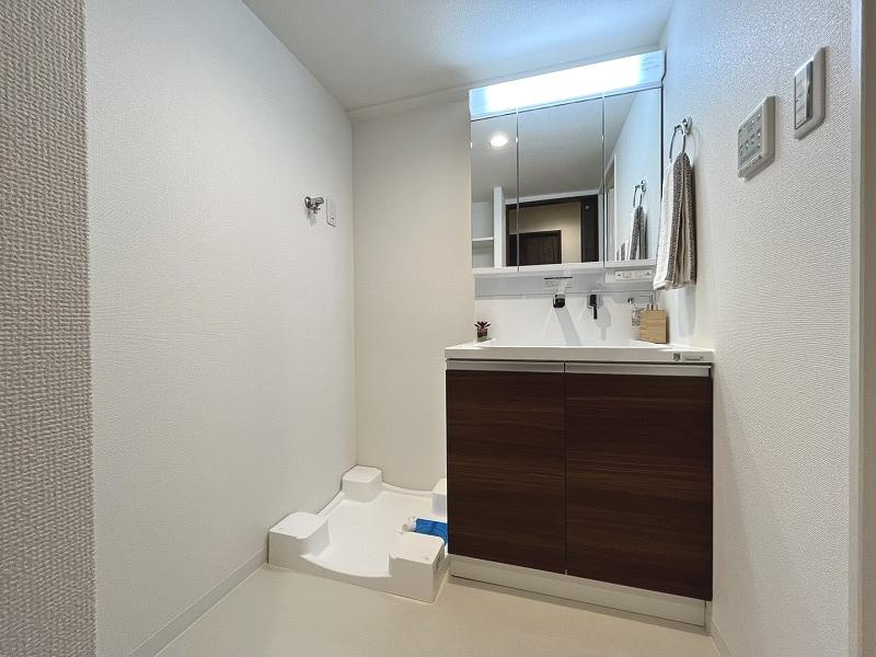 メロディーハイム守口の脱衣所|洗濯機置き場
■物件内覧・資金計画相談・住宅ローン相談、リフォーム相談、お問合せ受付中■
※当日・翌日のご内覧、ご相談はお電話でのお問合せがスムーズです！