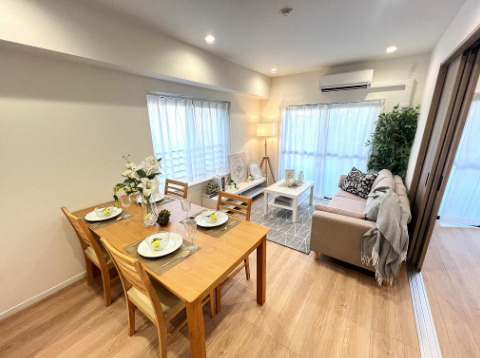 セザール赤塚ガーデンの居間・リビング|2面採光のリビングダイニングは明るく、通風も良好です