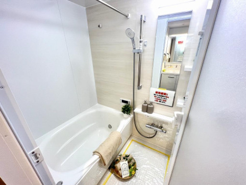 セザール赤塚ガーデンの浴室|ユニットバス新規交換のバスルームには浴室換気暖房乾燥機を完備しており、天候を気にすることなくお洗濯が可能です