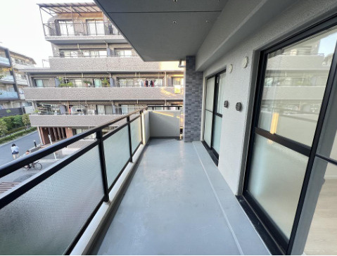 セザール赤塚ガーデンのバルコニー|バルコニーは両面バルコニーで19.08㎡ 広々とお使いいただけます