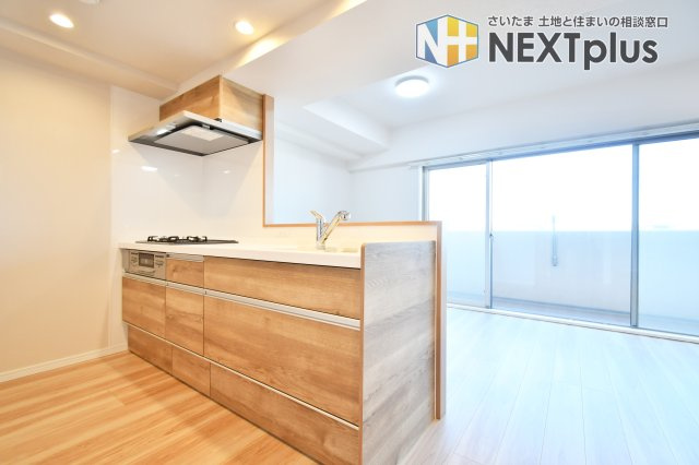 ビクトリアアネーロ大宮のキッチン|奥行きも横幅も広さがありますので、2人でお料理しても動きやすいゆったり空間です！カウンターキッチンはお料理をしながら家族の様子が見え、会話も弾むので人気な設備となっております！