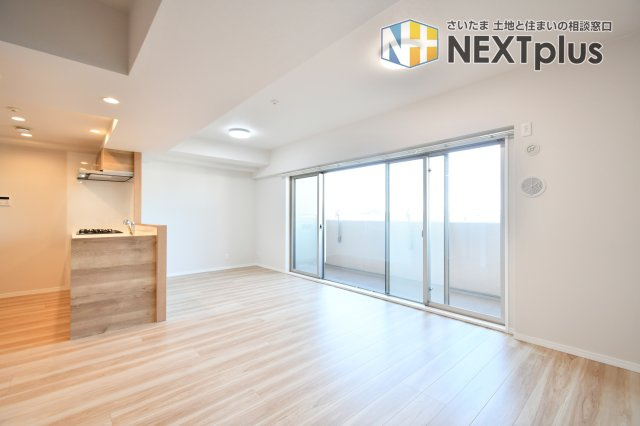 ビクトリアアネーロ大宮の居間・リビング|LDK15.9帖：リビングは窓が大きく部屋の隅々まで陽が射し込みます！リビングやその隣の洋室迄気持ちの良い風が通ります。隣の洋室と合わせると20帖越えのリビングとしてもお使いいただけます。