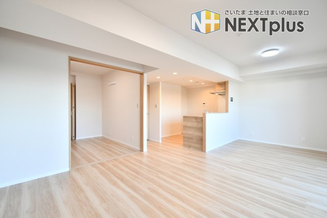 ビクトリアアネーロ大宮の居間・リビング|LDK15.9帖：ダイニングテーブルはもちろん、ソファーやテレビを置いても余裕があります！家族全員でくつろいだり、親族や友人を招いてホームパーティーをしても楽しそうですね！