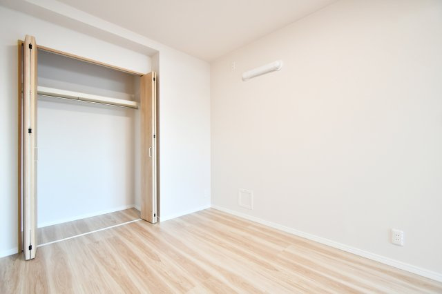 ビクトリアアネーロ大宮の洋室|洋室①5.0帖：リビング横の洋室です。扉の先には家族のいるリビングがありますので、お子様の初めての一人部屋にもおすすめです。家族の声を聴いて眠れるので安心できるお部屋です。