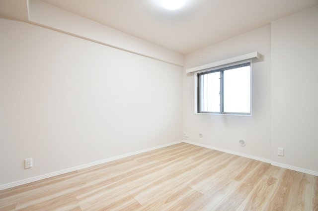 ビクトリアアネーロ大宮の洋室|洋室②6.0帖：東向きの洋室ですので、朝は気持ちの良い朝陽で目覚める事ができます！クローゼットも備わっております。ダブルベッドも置く事ができる広さですので、主寝室におすすめです！