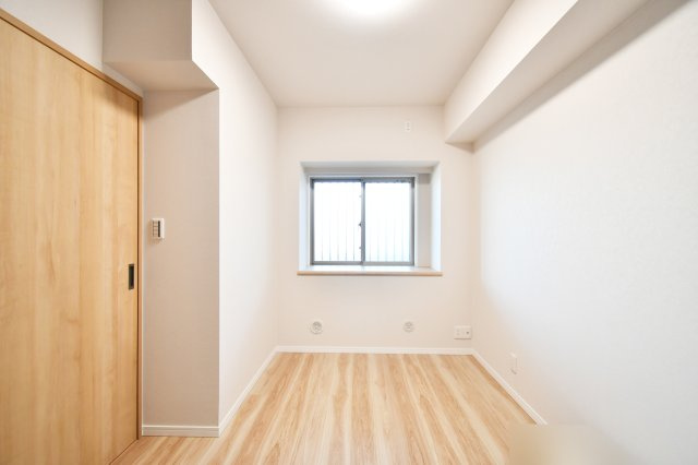 ビクトリアアネーロ大宮の洋室|洋室③5.1帖：クローゼットも備わっております。ベッドとデスク、本棚を置いても余裕のありますので、お子様の一人部屋にもおすすめ！二面採光で通風採光共に良好です。引き戸を採用でデッドスペース少なめ◎