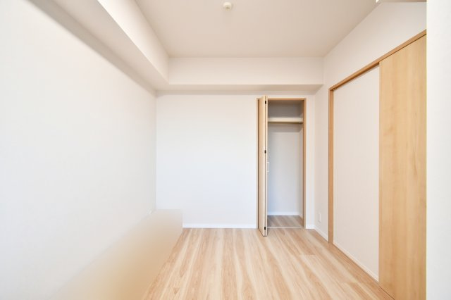 ビクトリアアネーロ大宮の洋室|洋室③5.1帖：クローゼットは上下セパレート・ハンガーパイプ付きです！上には季節物や思い出など毎日手に取らないものを収納、下にはハンガーパイプへコートや洋服など…かける収納もできます！