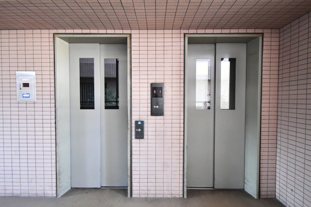 ビクトリアアネーロ大宮のその他共用部分|エレベーターは2基設置されております!朝のラッシュの時間帯にも安心ですね！大荷物を抱えているときやお子様やワンちゃんを抱っこしているときでも楽々昇降できます♪