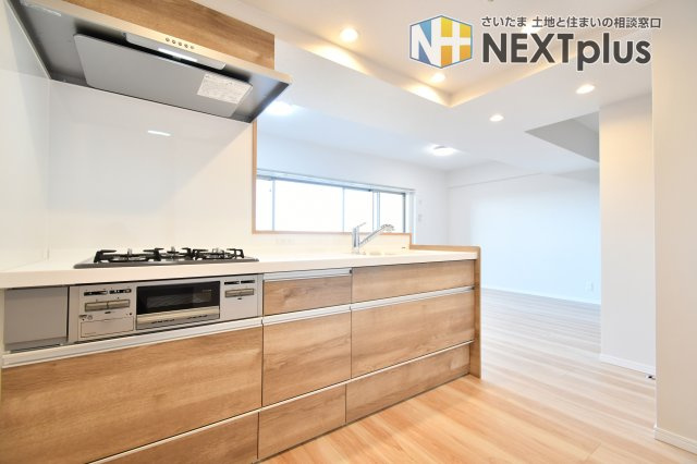 ビクトリアアネーロ大宮のキッチン|家族との会話が弾むカウンターキッチン。お料理中やお片付け中も家族との会話を楽しんだり、お子様の様子を見ながら作業することが出来るため安心ですね！木目調で統一されたおしゃれなキッチンです◎