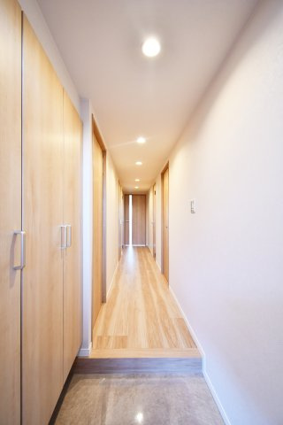 ビクトリアアネーロ大宮の玄関|木目基調の玄関。明るく広く見せる工夫が施されております！センサーライトになっておりますので、電気の消し忘れもない＆帰宅時も明るい玄関でお出迎えしてくれる家族想いな玄関です。