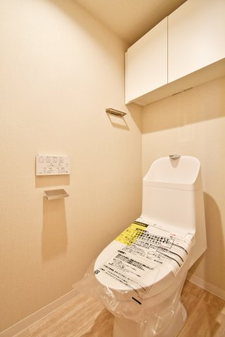 ビクトリアアネーロ大宮のトイレ|トイレ：奥行きにゆとりがあり、圧迫感の少ないトイレスペース。吊戸棚付きで、トイレットペーパーなどの備品補充も楽々行えます。掃除用具をしまうと清潔感も消す事ができ、イマドキなお部屋にできます。