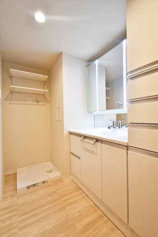 ビクトリアアネーロ大宮の独立洗面台|三面鏡付洗面化粧台は忙しい朝の強い味方！サイドボックスには普段使いのタオル類をたくさん収納出来ますので…、入浴後ご家族の「タオル忘れたから取ってー！」という叫び声はこれで解消です。