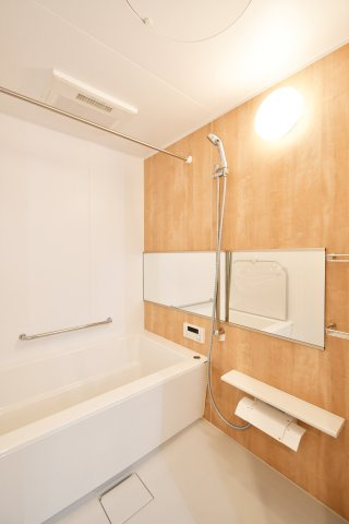 ビクトリアアネーロ大宮の浴室|シックで上品さを感じるバスルームはまるでホテルのような仕上がり。日常から解放できる癒しの空間となります。木目がアクセントになっております！新品ですのでご入居後から気持ちよく入浴頂けます。