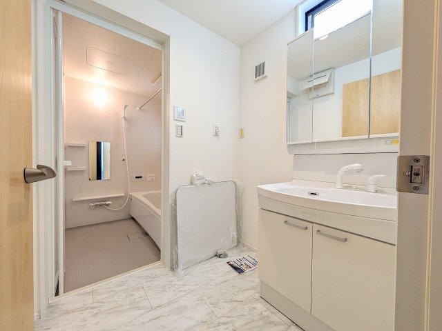 八王子市　子安町　新築一戸建ての脱衣所|～窓付きで明るい洗面所　換気もしやすいです～