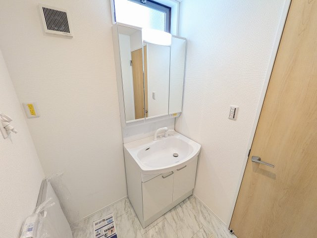 八王子市　子安町　新築一戸建ての独立洗面台|～３面鏡付きの独立洗面台　細々している物をスッキリ収納出来ます～