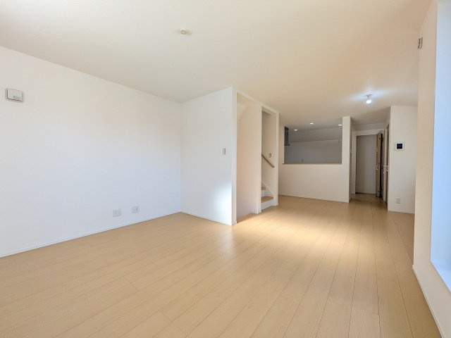 八王子市　子安町　新築一戸建ての居間・リビング|～18.4帖の明るいLDK　プライバシー性に優れた2階リビングです～