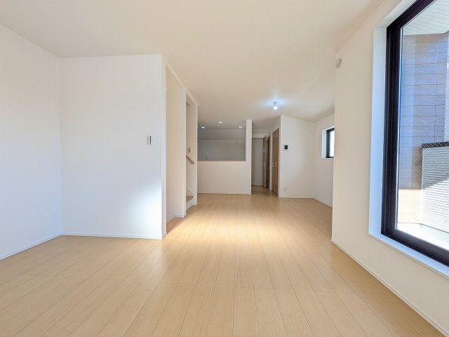 八王子市　子安町　新築一戸建ての居間・リビング|～18.4帖の明るいLDK　プライバシー性に優れた2階リビングです～