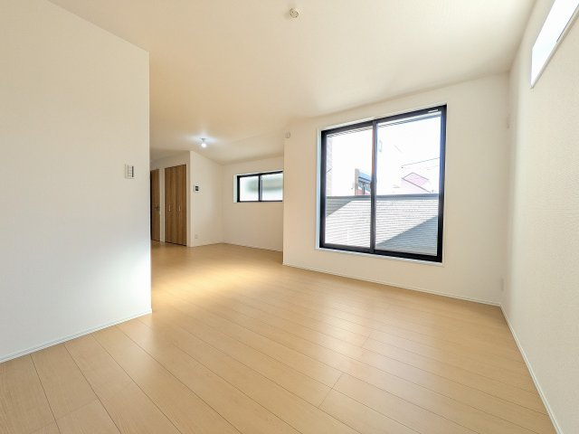 八王子市　子安町　新築一戸建ての居間・リビング|～18.4帖の明るいLDK　プライバシー性に優れた2階リビングです～
