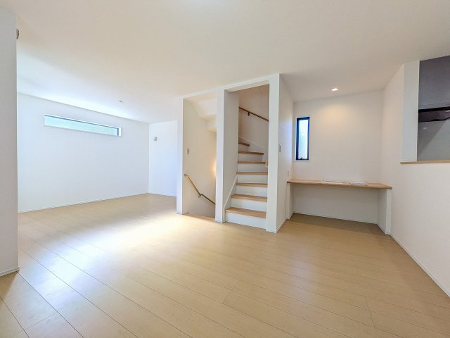 八王子市　子安町　新築一戸建ての内装|～リビングに階段のある造り　ご家族と顔を合わせる機会が自然と増えます～