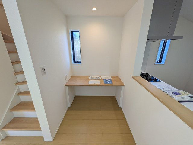 八王子市　子安町　新築一戸建ての内装|～リビングには、リモートワークやお子様のスタディスペースに大活躍のカウンター付き～