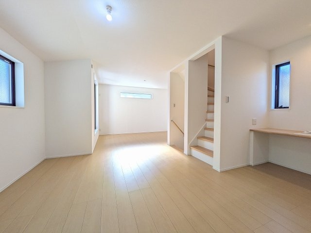 八王子市　子安町　新築一戸建ての居間・リビング|～18.4帖の明るいLDK　プライバシー性に優れた2階リビングです～