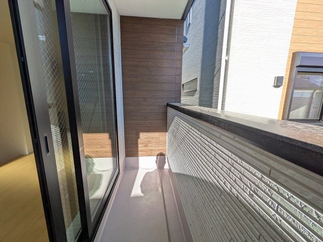 八王子市　子安町　新築一戸建てのバルコニー|～リビングから出入り可能なバルコニーです～